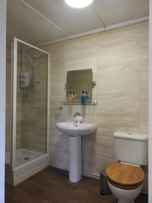 Skylark Shepherds Hut Ройал-Танбридж-Уэльс Экстерьер фото