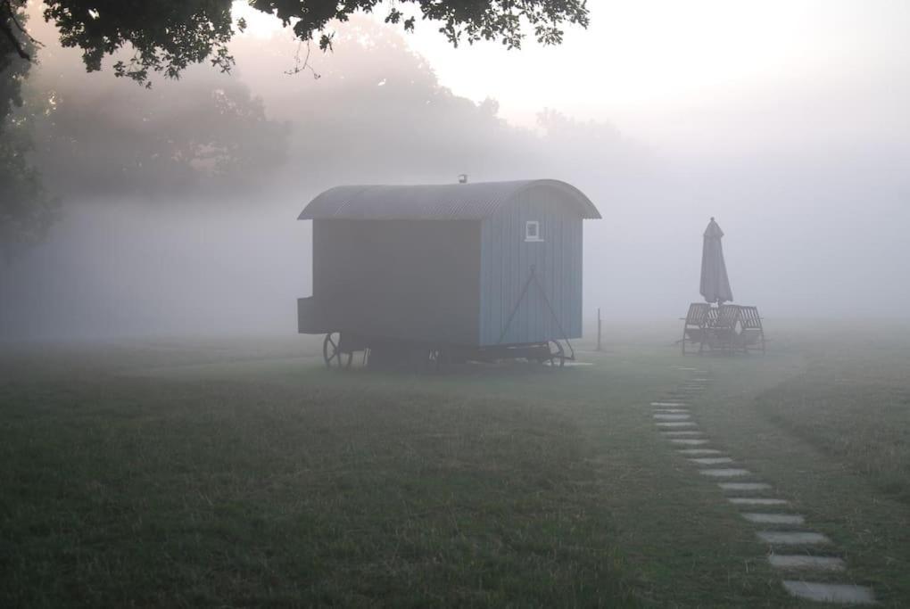 Skylark Shepherds Hut Ройал-Танбридж-Уэльс Экстерьер фото